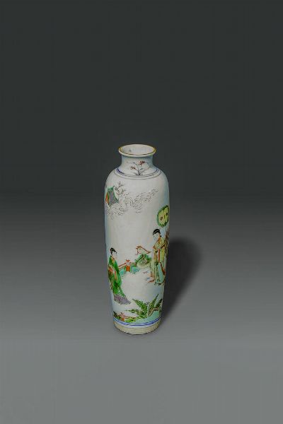 VASO : Vaso in porcellana Famiglia Verde con decori di personaggi  Cina  Repubblica  XX sec H cm 25 5 Diam cm 9  - Asta Asta di Arte Orientale - Associazione Nazionale - Case d'Asta italiane