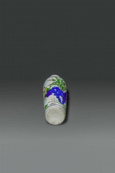 VASO : Vaso in porcellana Famiglia Verde con decori di personaggi  Cina  Repubblica  XX sec H cm 25 5 Diam cm 9  - Asta Asta di Arte Orientale - Associazione Nazionale - Case d'Asta italiane