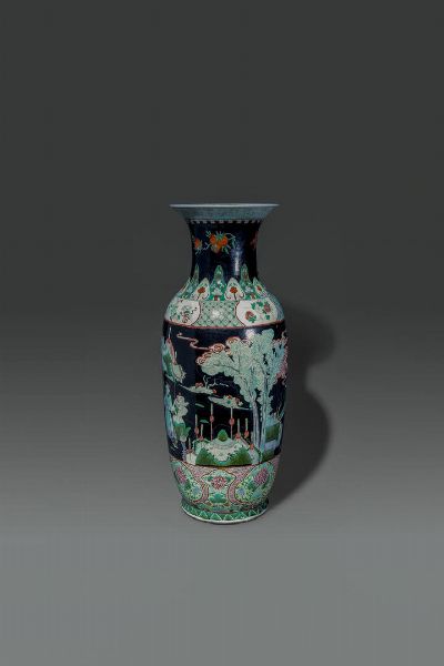 VASO : Vaso in porcellana Famiglia Verde dipinto con scene di corte  Cina  dinastia Qing  XIX sec H cm 60 5 Diam cm 25  - Asta Asta di Arte Orientale - Associazione Nazionale - Case d'Asta italiane