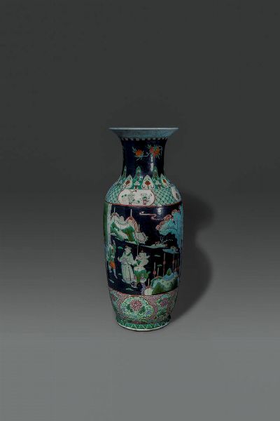 VASO : Vaso in porcellana Famiglia Verde dipinto con scene di corte  Cina  dinastia Qing  XIX sec H cm 60 5 Diam cm 25  - Asta Asta di Arte Orientale - Associazione Nazionale - Case d'Asta italiane