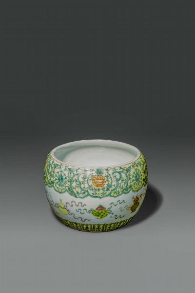 PICCOLA VASCA : Piccola vasca in porcellana Famiglia Verde con decori di vasi fiori e pesci  Cina dinastia Qing  XIX sec H cm 13 Diam cm 20  - Asta Asta di Arte Orientale - Associazione Nazionale - Case d'Asta italiane