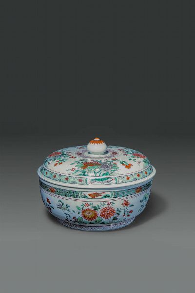 ZUPPIERA : Zuppiera in porcellana Famiglia Verde con decori floreali  Cina  Repubblica  XX sec H cm 19 Diam cm 26  - Asta Asta di Arte Orientale - Associazione Nazionale - Case d'Asta italiane