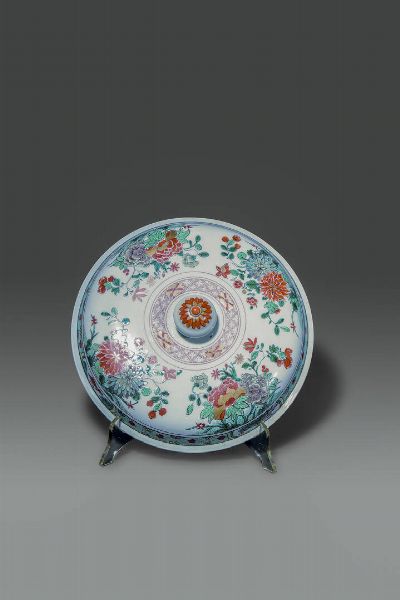 ZUPPIERA : Zuppiera in porcellana Famiglia Verde con decori floreali  Cina  Repubblica  XX sec H cm 19 Diam cm 26  - Asta Asta di Arte Orientale - Associazione Nazionale - Case d'Asta italiane