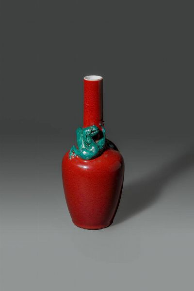 VASO : Vaso in porcellana sangue di bue con drago a rilievo  Cina  dinastia Qing  XIX sec  marchio apocrifo Kangxi (1662-1722) H cm 24 5 Diam cm 10  - Asta Asta di Arte Orientale - Associazione Nazionale - Case d'Asta italiane