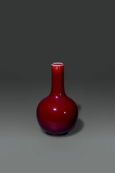 VASO : Vaso in porcellana sangue di bue a forma di pallone  Cina  Repubblica  XX sec H cm 34 Diam cm 20  - Asta Asta di Arte Orientale - Associazione Nazionale - Case d'Asta italiane