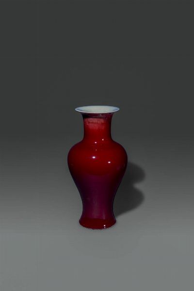 VASO : Vaso in porcellana sangue di bue  Cina  XX sec H cm 40x19  - Asta Asta di Arte Orientale - Associazione Nazionale - Case d'Asta italiane