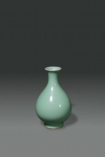 VASO : Vaso in porcellana monocroma verde mela  Cina dinastia Qing  XIX sec Marchio apocrifo Yongzheng H cm 15 Diam cm 9  - Asta Asta di Arte Orientale - Associazione Nazionale - Case d'Asta italiane