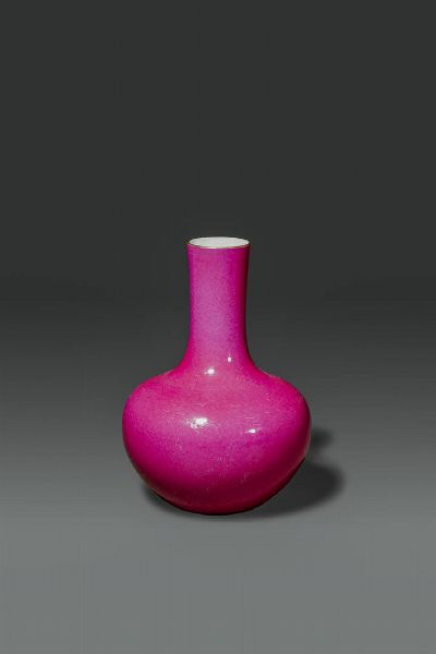 VASO : Vaso in porcellana monocroma di color fucsia  Cina   Repubblica  XX sec H cm 15 5 Diam cm 10 5  - Asta Asta di Arte Orientale - Associazione Nazionale - Case d'Asta italiane