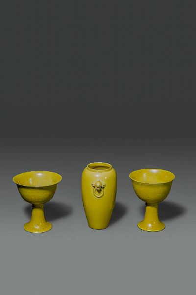 VASO E DUE STEM CUPS : Trittico composto da vaso e due stem cups in porcellana monocroma gialla  Cina  Repubblica  XX sec Vaso: H cm 11 5 Diam cm 8 5 Stem cups: H cm 9 5 Diam 9  - Asta Asta di Arte Orientale - Associazione Nazionale - Case d'Asta italiane