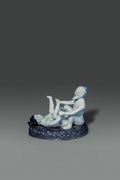 SCULTURA : Gruppo in porcellana rappresentante soggetto erotico  Cina  Repubblica  XX sec cm 17x22  - Asta Asta di Arte Orientale - Associazione Nazionale - Case d'Asta italiane