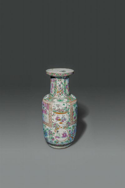 VASO : Vaso in porcellana Canton  Cina  dinastia Qing  XIX  H cm 35 Diam cm 17  - Asta Asta di Arte Orientale - Associazione Nazionale - Case d'Asta italiane