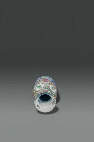 VASO : Vaso in porcellana Canton  Cina  dinastia Qing  XIX  H cm 35 Diam cm 17  - Asta Asta di Arte Orientale - Associazione Nazionale - Case d'Asta italiane