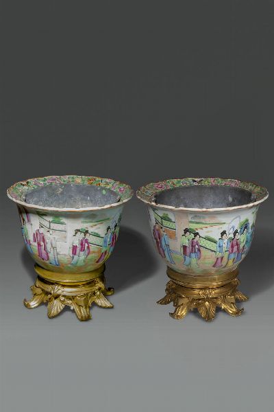 COPPIA DI GIARDINIERE : Coppia di giardiniere in porcellana Canton  montate su bronzo dorato  Cina  dinastia Qing  XIX sec H cm 26 Diam cm 27.5  - Asta Asta di Arte Orientale - Associazione Nazionale - Case d'Asta italiane