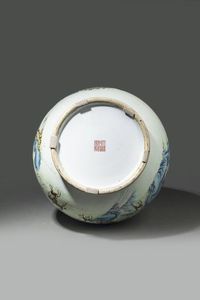 VASO : Grande vaso Hu in porcellana a smalti policromi con decoro a cento cervi  Cina  Repubblica  XX sec H cm 45 5 Diam cm 37  - Asta Asta di Arte Orientale - Associazione Nazionale - Case d'Asta italiane