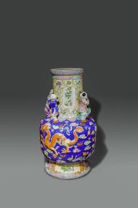 VASO : Vaso in porcellana policroma con draghi e bambini a rilievo  Cina  Repubblica  XX sec H cm 60 Diam cm 32  - Asta Asta di Arte Orientale - Associazione Nazionale - Case d'Asta italiane