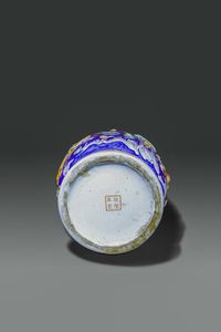 VASO : Vaso in porcellana policroma con draghi e bambini a rilievo  Cina  Repubblica  XX sec H cm 60 Diam cm 32  - Asta Asta di Arte Orientale - Associazione Nazionale - Case d'Asta italiane