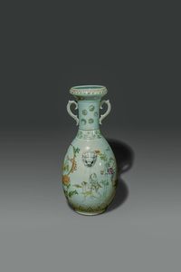 VASO : Vaso in porcellana Claire de Lune con lumeggiature oro  anse sagomate  mascheroni e figure di saggi  Cina  dinastia Qing  epoca Daoguang (1821-1850) H cm 46 5 Diam cm 22  - Asta Asta di Arte Orientale - Associazione Nazionale - Case d'Asta italiane