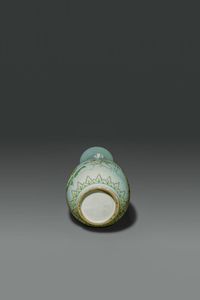 VASO : Vaso in porcellana Claire de Lune con lumeggiature oro  anse sagomate  mascheroni e figure di saggi  Cina  dinastia Qing  epoca Daoguang (1821-1850) H cm 46 5 Diam cm 22  - Asta Asta di Arte Orientale - Associazione Nazionale - Case d'Asta italiane