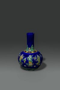 VASO : Vaso a forma di pallone in porcellana decorato con personaggi a rilevo policromi su sfondo blu cobalto  Cina  Repubblica  XX sec H cm 29 Diam cm 20  - Asta Asta di Arte Orientale - Associazione Nazionale - Case d'Asta italiane