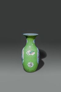 VASO : Vaso in porcellana su sfondo verde con dipinti di ucccelli e peonie entro riserve  Cina  Repubblica  XX sec  H cm 44 Diam cm 21  - Asta Asta di Arte Orientale - Associazione Nazionale - Case d'Asta italiane