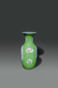 VASO : Vaso in porcellana su sfondo verde con dipinti di ucccelli e peonie entro riserve  Cina  Repubblica  XX sec  H cm 44 Diam cm 21  - Asta Asta di Arte Orientale - Associazione Nazionale - Case d'Asta italiane