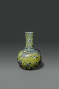 VASO : Grande vaso a pallone in porcellana a fondo giallo con decoro naturalistico a grisaille in stile Dayazhai  Cina  Repubblica  XX sec H cm 55 Diam cm 37  - Asta Asta di Arte Orientale - Associazione Nazionale - Case d'Asta italiane