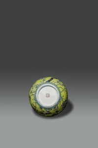 VASO : Grande vaso a pallone in porcellana a fondo giallo con decoro naturalistico a grisaille in stile Dayazhai  Cina  Repubblica  XX sec H cm 55 Diam cm 37  - Asta Asta di Arte Orientale - Associazione Nazionale - Case d'Asta italiane