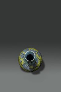 VASO : Grande vaso a pallone in porcellana a fondo giallo con decoro naturalistico a grisaille in stile Dayazhai  Cina  Repubblica  XX sec H cm 55 Diam cm 37  - Asta Asta di Arte Orientale - Associazione Nazionale - Case d'Asta italiane