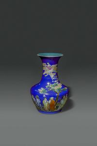 VASO : Vaso in porcellana di color blu cobalto con dipinti di vita quotidiana  Cina  dinastia Qing  XIX secolo Marchio apocrifo Qianlong (1735-1795) H cm 24x16  - Asta Asta di Arte Orientale - Associazione Nazionale - Case d'Asta italiane