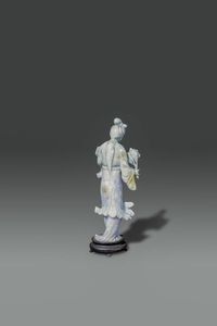 GUANYIN : Scultura di Guanyin finemente cesellata in giada  Cina  dinastia Qing  XX sec H cm 24 5x9  - Asta Asta di Arte Orientale - Associazione Nazionale - Case d'Asta italiane