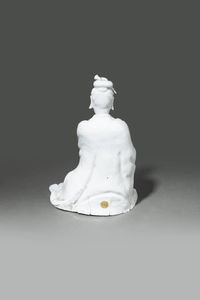 GUANYIN : Figura di Guanyin seduta in porcellana Dehua blanc de chine  Cina  dinastia Qing  XVIII sec H cm 27 5x19  - Asta Asta di Arte Orientale - Associazione Nazionale - Case d'Asta italiane