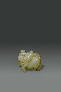 SCULTURA DI BUFALO : Scultura di bufalo in giada sormontato da bambini  color celadon con russet  Cina  dinastia Ming  XVII sec cm 5x5 5  - Asta Asta di Arte Orientale - Associazione Nazionale - Case d'Asta italiane