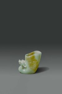 RITHON : Rithon in giada celadon con russet  Cina  dinastia Qing  XVIII sec H cm 8.3x9.5  - Asta Asta di Arte Orientale - Associazione Nazionale - Case d'Asta italiane