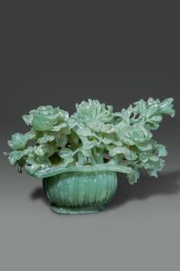 SCULTURA DI VASO CON FIORI : Scultura in giadeite verde raffigurante vaso con fiori Cina  Repubblica XX sec H cm 20x29  - Asta Asta di Arte Orientale - Associazione Nazionale - Case d'Asta italiane