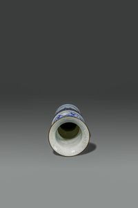 VASO : Vaso Gu in porcellana con decori di ispirazione arcaica sui toni del bianco e blu  Cina  dinastia Qing  XIX sec H cm 44  - Asta Asta di Arte Orientale - Associazione Nazionale - Case d'Asta italiane