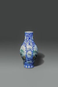 VASO : Vaso in porcellana bianco e blu con scene di paesaggi policromi entro riserve  Cina  dinastia Qing  XIX sec H cm 39 Diam cm 20  - Asta Asta di Arte Orientale - Associazione Nazionale - Case d'Asta italiane