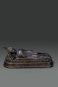 BUDDHA : Figura in bronzo di Buddha in Parinirava  Thailandia Ayutthaya  XVI sec. H cm 12 5x32x11 Provenienza collezione Ghigo  Torino  - Asta Asta di Arte Orientale - Associazione Nazionale - Case d'Asta italiane