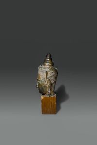 TESTA DI BUDDHA : Testa di Buddha in bronzo dorato repouss  Thailandia  stile Ayutthaya  XVIII sec. H cm 36x32 5  - Asta Asta di Arte Orientale - Associazione Nazionale - Case d'Asta italiane