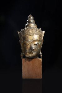 TESTA DI BUDDHA : Testa di Buddha in bronzo dorato repouss  Thailandia  stile Ayutthaya  XVIII sec. H cm 36x32 5  - Asta Asta di Arte Orientale - Associazione Nazionale - Case d'Asta italiane