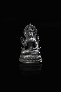 FIGURA DI BUDDHA : Figura di Buddha seduto in bronzo brunito  Cina  XX secolo. h cm 18 5x12  - Asta Asta di Arte Orientale - Associazione Nazionale - Case d'Asta italiane