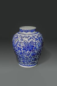 VASO : Vaso in porcellana bianco e blu con decori di fenici e fiori  Cina  dinastia Qing  XIX sec H cm 31 Diam cm 26  - Asta Asta di Arte Orientale - Associazione Nazionale - Case d'Asta italiane