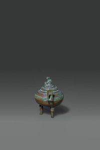 CENSER : Piccolo censer in bronzo con coperchio  sormontato da Cane di Pho  Cina  dinastia Qing  XIX sec H cm 14 Diam cm 13  - Asta Asta di Arte Orientale - Associazione Nazionale - Case d'Asta italiane