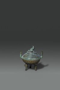 CENSER : Piccolo censer in bronzo con coperchio  sormontato da Cane di Pho  Cina  dinastia Qing  XIX sec H cm 14 Diam cm 13  - Asta Asta di Arte Orientale - Associazione Nazionale - Case d'Asta italiane