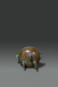 CENSER : Piccolo censer in bronzo con coperchio  sormontato da Cane di Pho  Cina  dinastia Qing  XIX sec H cm 14 Diam cm 13  - Asta Asta di Arte Orientale - Associazione Nazionale - Case d'Asta italiane