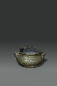 INCENSIERE : Raro incensiere con manici in bronzo dorato  sbalzato con scene di battaglia e di pesca  Cina  dinastia Qing  epoca Qianlong (1736-1795) H cm 11 Diam cm 24 5  - Asta Asta di Arte Orientale - Associazione Nazionale - Case d'Asta italiane