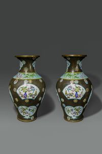 COPPIA DI VASI : Coppia di vasi cloisonne con decori policromi a palloni e fiori entro riserve su sfondo marrone  Cina  XX sec H cm 65 Diam cm 35  - Asta Asta di Arte Orientale - Associazione Nazionale - Case d'Asta italiane