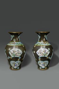 COPPIA DI VASI : Coppia di vasi cloisonne con decori policromi a palloni e fiori entro riserve su sfondo marrone  Cina  XX sec H cm 65 Diam cm 35  - Asta Asta di Arte Orientale - Associazione Nazionale - Case d'Asta italiane