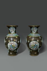 COPPIA DI VASI : Coppia di vasi cloisonne con decori policromi a palloni e fiori entro riserve su sfondo marrone  Cina  XX sec H cm 65 Diam cm 35  - Asta Asta di Arte Orientale - Associazione Nazionale - Case d'Asta italiane