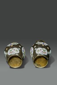 COPPIA DI VASI : Coppia di vasi cloisonne con decori policromi a palloni e fiori entro riserve su sfondo marrone  Cina  XX sec H cm 65 Diam cm 35  - Asta Asta di Arte Orientale - Associazione Nazionale - Case d'Asta italiane