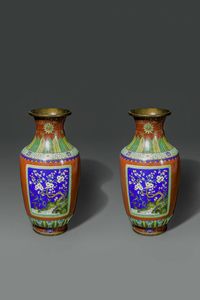 COPPIA DI VASI : Coppia di vasi cloisonne su sfondo rosso con decori floreali entro riserve  Cina  Repubblica  XX sec H cm 38 Diam cm 19  - Asta Asta di Arte Orientale - Associazione Nazionale - Case d'Asta italiane